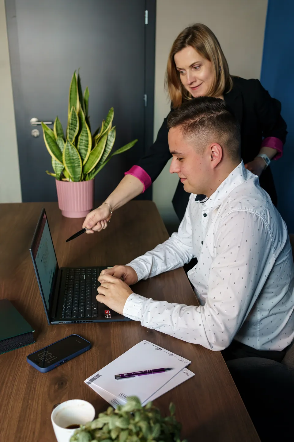 Wspólna praca nad projektem strony przy laptopie w Yollotl